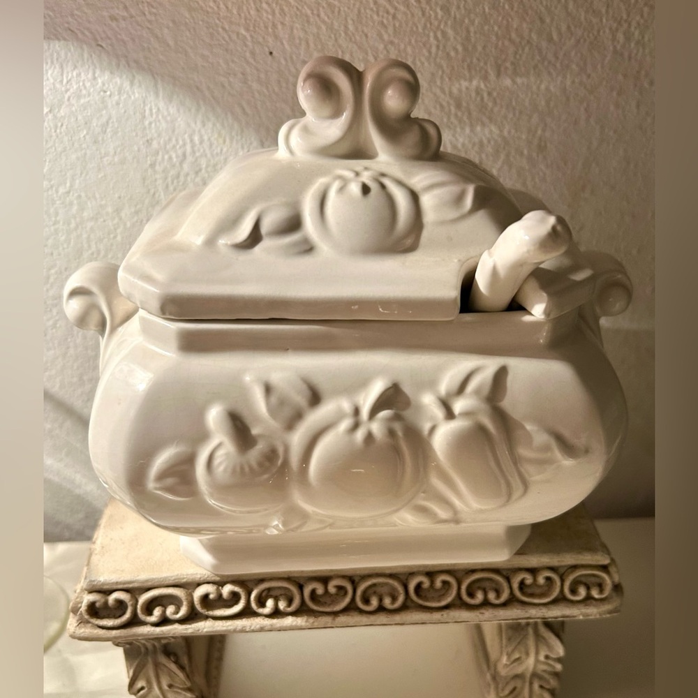 Vintage Soup Tureen / gravy boat. White ceramic with ladle. Made in Japan. 1 Qt